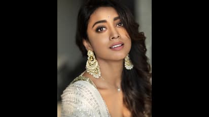 శ్రీయ శరన్ కిల్లింగ్ లుక్స్.. ఎంత అందంగా ఉందో కదా, ఆ విషయంలో మంచు లక్ష్మి  సపోర్ట్