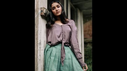 Anikha: ஹீரோயின்களை மிஞ்சிய அனிகா... நீச்சல் குளம் பக்கத்தில் மல்லாக்க படுத்து படு ஹாட் போஸ்! வைரல் போட்டோ!