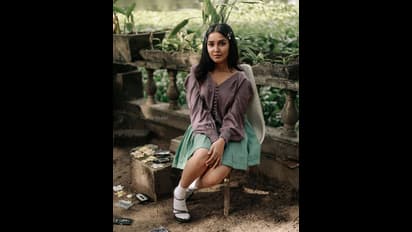 Anikha surendran: என்ன ‘குட்டி நயன்’ இதெல்லாம்? மல்லாக்க படுத்து தொடையை காட்டிய அனிகா.. ஷாக்கான ரசிகர்கள்.!