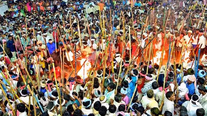 కర్నూలు జిల్లా దేవరగట్టులో అర్థరాత్రి కర్రల సమరం, వందమందికి గాయాలు (వీడియో)