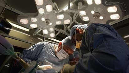 பிரசவம் பார்த்த பெண்ணின் வயிற்றில் வைத்து தைக்கப்பட்ட ஊசி.. பச்சிளம் குழந்தையை தவிக்கவிட்டு உயிரிழந்த தாய்.!