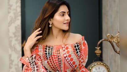 Athulyaa Ravi: தாறுமாறாக கிழிந்த பேன்ட்டில்... குத்த வைத்து அமர்ந்து குட்டி இடுப்பை காட்டிய அதுல்யா ரவி!