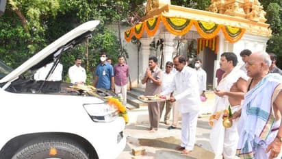 ప్రగతి భవన్‌లో దసరా వేడుకలు:  స్వయంగా ఆయుధ పూజ చేసిన కేసీఆర్