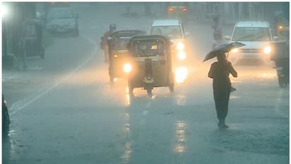 തൃശൂരിൽ കനത്ത മഴ, അതീവ ജാഗ്രത നിർദേശം, പുതുക്കാടും പുത്തൂരും മണ്ണിടിഞ്ഞു