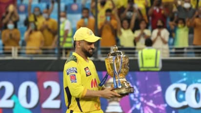 IPL 2021 - শেন ওয়ার্নের ১৪ বছরের পুরোনো রেকর্ড ভাঙলেন 'বুড়ো' ধোনি, আরও একবার জবাব সমালোচকদের