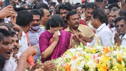 ஜெ நினைவிடத்தில் சசிகலா கண்ணீர்.. சின்னம்மா வாழ்க.. விண்ணை பிளந்த முழக்கம்.. அதிர்ந்த மெரினா.