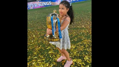 ಧೋನಿ ಮಗಳು ಸಾಕ್ಷಿಯ ಪುಟ್ಟ ಕೈಯಲ್ಲಿ ದೊಡ್ಡ ಟ್ರೋಫಿ, ಇಂಟರ್‌ನೆಟ್‌ನಲ್ಲಿ ಕ್ಯೂಟೆಸ್ಟ್ ಫೋಟೋ