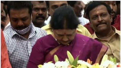 கலைந்தது சசிகலாவின் 33 வருட கனவு.. கடைசி நம்பிக்கையும் போச்சே.. தலையில் கை வைத்த சின்னம்மா.