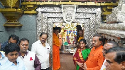 ಬೆಳಗಾವಿ: ಸಚಿವೆ ಜೊಲ್ಲೆ ದಂಪತಿಯಿಂದ ಕೋವಿಡ್‌ ರೂಲ್ಸ್‌ ಬ್ರೇಕ್‌