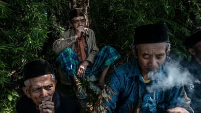 অতিরিক্ত ধূমপান করছেন? নিজের অজান্তেই দৃষ্টিশক্তি খোয়াতে বসছেন না তো?