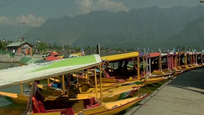 फिर गुलजार हो रहा है कश्मीर, कोविड के कम होते मामलों के बीच घाटी पहुंचने लगे टूरिस्ट