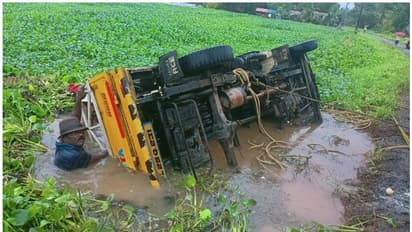 മുട്ട കയറ്റി വന്ന പിക് അപ്പ് വാന് പാടത്തേക്ക് മറിഞ്ഞു