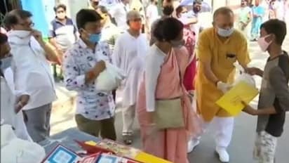 করোনার জেরে ঘরবন্দী, বাড়ি-বাড়ি গিয়ে পড়ুয়াদের খেলার সামগ্রী দিল স্কুল