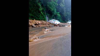 కేరళలో వర్ష భీభత్సం... కొండచరియలు విరిగిపడి 12మంది గల్లంతు, వాయుసేన సహాయంకోరిన సీఎం