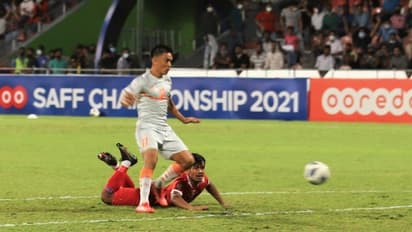 നേപ്പാളിനെ വീഴ്ത്തി സാഫ് കപ്പില് ഇന്ത്യ ജേതാക്കള്, ഗോള് നേട്ടത്തില് ഛേത്രി മെസിക്കൊപ്പം; സഹലിനും ഗോള്