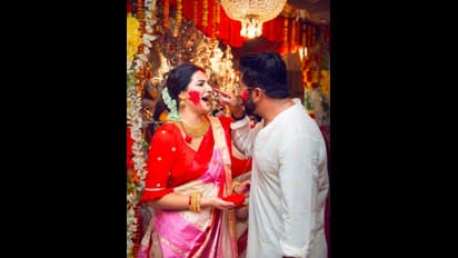 টলিপাড়ার বিজয়া দশমী, অভিনেত্রীদের সিঁদুর রাঙা পোস্টে শুভেচ্ছাবার্তার ঝড়