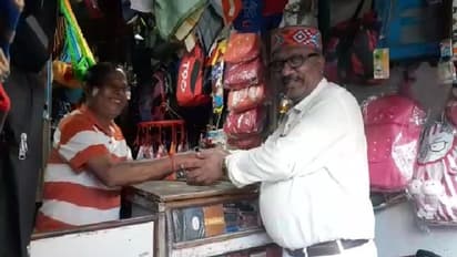 বাড়ি বাড়ি নিজের হাতে মিষ্টি বিতরণ, বিজয়ার শুভেচ্ছায় মন জয় করলেন তৃণমূল নেতা