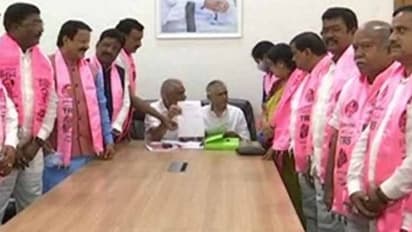 టీఆర్ఎస్ రాష్ట్ర అధ్యక్ష పదవికి ఎన్నిక: కేసీఆర్ను ప్రతిపాదిస్తూ మంత్రుల నామినేషన్లు(వీడియో)