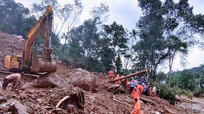 ಕೇರಳ ಮಳೆ ಭೀಕರತೆ: ತಬ್ಬಿದ ಸ್ಥಿತಿಯಲ್ಲಿ ತಾಯಿ, ಮಗು ಶವಪತ್ತೆ!