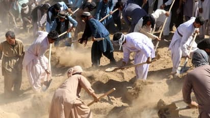 కాందహార్ మసీదుపై దాడి: ఆఫ్ఘనిస్తాన్‌లో సామూహిక అంత్యక్రియలు.. చిత్రాలివే