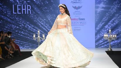 Hina Khan: উজ্জ্বল ত্বক পেতে মেনে চলুন হিনা খানের বিউটি সিক্রেট, শীতে ব্যবহার করুন চন্দনের প্যাক