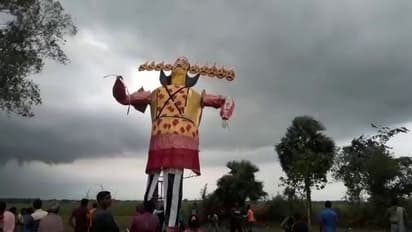 প্রবল বৃষ্টির জেরে বধের আগে মাঠে দাঁড়িয়ে ভিজছে রাবণ, কোথাও ত্রিপলে মোড়া অবস্থায় পড়ে ময়দানে