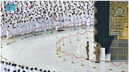 മക്ക, മദീന പള്ളികളില് സാമൂഹിക അകലം പാലിക്കാതെ ആളുകളെ പ്രവേശിപ്പിച്ച് തുടങ്ങി