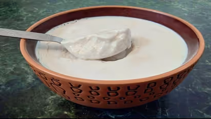 താരൻ അലട്ടുന്നുണ്ടോ? ഇവ ഉപയോ​ഗിച്ച് നോക്കൂ