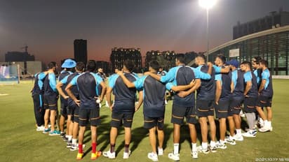 'ಪಾಠ ಶುರು ಮಾಡಿದ ಮೇಸ್ಟ್ರು'  ಟೀಂ ಇಂಡಿಯಾಕ್ಕೆ ಧೋನಿ ಮೆಂಟರಿಂಗ್ ಶುರು!