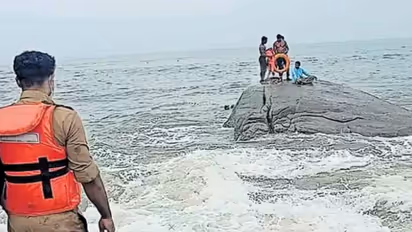 കടല്ക്ഷോഭ സമയത്ത് കടലിലെ പാറയില് ധ്യാനമിരിക്കാന് പോയി കുടുങ്ങി; യുവാവിനെ തിരിച്ചെത്തിച്ചത് ബലമായി