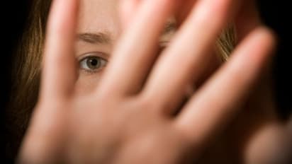 14 ఏళ్ల మైనర్ బాలికను గర్భవతిని చేసిన మేనమామ (వీడియో)