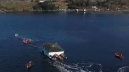 വീട് അങ്ങനെത്തന്നെ പറിച്ചുമാറ്റി, വെള്ളത്തിലൂടെ പുതിയ സ്ഥലത്തേക്കെത്തിച്ച് ദമ്പതികള്, കണ്ടാല് അവിശ്വസനീയം!