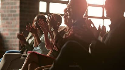 பக்தி பாடல்களை பாடும்போது ஏன் கைத்தட்டுறோம் தெரியுமா? முக்கியமான பின்னணி!!