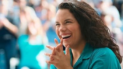 হাততালি দিলেই ম্যাজিক, মিলবে একাধিক রোগমুক্তি থেকে মন খারাপের দাওয়াই