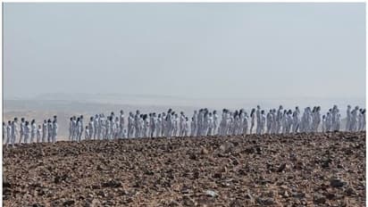 మృత సముద్రం పక్కన నగ్నంగా 200 మంది మోడల్స్.. తెల్లరంగు పూసుకుని ఫొటోలకు పోజు