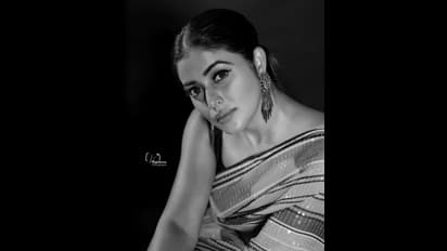 జబ్బలు జాకెట్ లో సూపర్ హాట్ గా ఢీ పూర్ణ... కట్టింది శారీ అయితేనేమీ ఆ సిట్టింగ్ యాంగిల్ చూస్తే మైండ్ బ్లాకే!