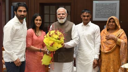 ओलंपियन विनेश फोगट परिजन के साथ मिलीं पीएम मोदी से, ट्वीट कर शेयर किया अनुभव