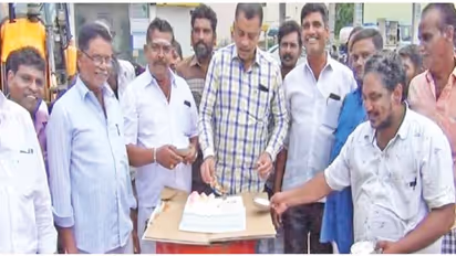 ரூ. 100-ஐ கடந்த டீசல் விலை... கேக் வெட்டிய லாரி உரிமையாளர்கள்.. ஏன் தெரியுமா.?