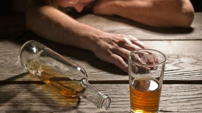 ஒன்னா உட்கார்ந்து சரக்கடித்த பாவம்.. குறைவாக மது ஊற்றிய அண்ணன்.. கத்தியால் கொத்துக் கறி போட்ட தம்பி ..