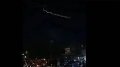 തലയ്ക്ക് തൊട്ടുമുകളിൽ വയറിൽ തൂങ്ങി പാമ്പ്, പേടിച്ച് ജനങ്ങൾ, വൈറലായി വീഡിയോ