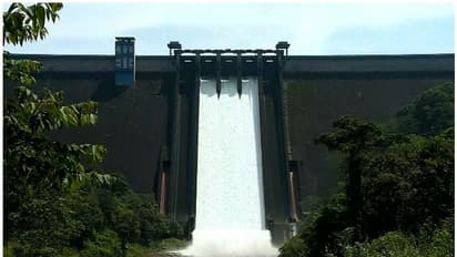 Kerala rains| ഇടുക്കി ഡാമിന്റെ മൂന്ന് ഷട്ടറുകള് തുറന്നു; സെക്കന്റില് ഒഴുകുന്നത് ഒരുലക്ഷം ലിറ്റര് വെള്ളം