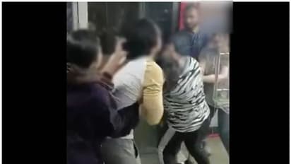 ഭർത്താവിനോട് രഹസ്യബന്ധം എന്ന് സംശയം, ജിംനേഷ്യത്തിലെത്തി യുവതിയെ ചെരുപ്പുകൊണ്ട് മർദ്ദിച്ച് ഭാര്യ