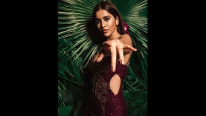 నభా ఒంటిని గట్టిగా హత్తుకున్న టైట్ ఫిట్... అందమైన ఒంపులు చూపిస్తూ హీట్ పెంచిన స్మార్ట్ బ్యూటీ!