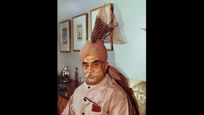 പോണ്ചിത്രം കാണിക്കുന്ന, ഒളിഞ്ഞുനോക്കുന്ന, കാബറെക്കാരികള്ക്കൊപ്പം നില്ക്കുന്ന മഹാരാജാവ്!