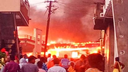 पत्नी से क्या रूठा पति: अपने साथ-साथ जला दिए पड़ोस के 10 घर भी, चंद मिनटों में करोड़ों की संपत्ति कर दी खाक