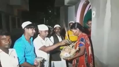 Bardhaman - মুসলমানদের হাতে এল লক্ষ্মীপুজোর সামগ্রী, কী বলছেন হিন্দু পড়শিরা, দেখুন