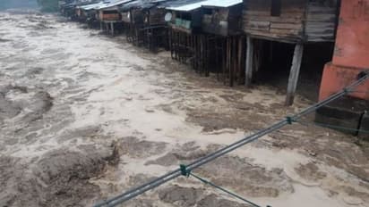 ఆంధ్రప్రదేశ్ లో భారీ వర్షాలు.. వరద నీటితో అతలాకుతలం అవుతున్న జిల్లాలు.. చిత్రావతి నదిలో చిక్కుకున్న కారు..