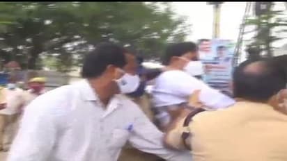 AP Bandh:మాజీ మంత్రి దేవినేని ఉమను ఈడ్చుకెళ్లిన పోలీసులు, గొల్లపూడిలో ఉద్రిక్తత (వీడియో)