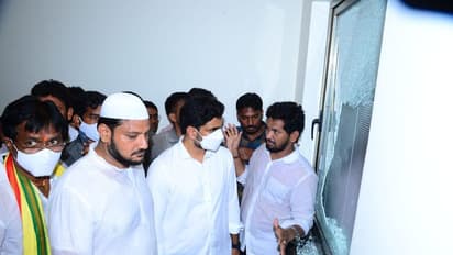 టిడిపి కేంద్ర కార్యాలయంపై వైసిపి శ్రేణుల దాడి... పరిశీలించిన చంద్రబాబు, లోకేష్ (ఫోటోలు)