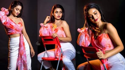 చైర్‌పై హాట్‌ పోజులో కైపెక్కిస్తున్న `ఢీ` భామ.. ఆరబోతలో రష్మి, ప్రియమణి, పూర్ణలను మించిపోతున్న దీపికా పిల్లి